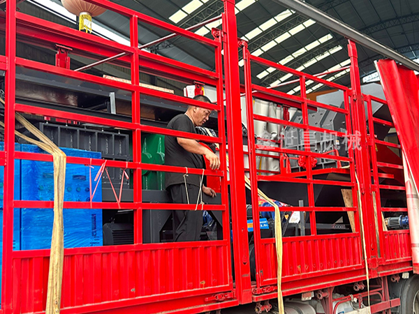 800撕碎機(jī)+800破碎機(jī)發(fā)往海南